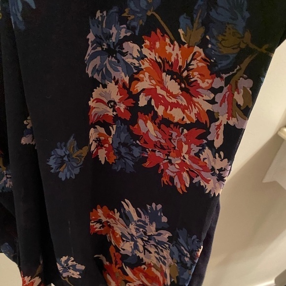 Dex navy floral wrap top size small - Picture 3 of 6